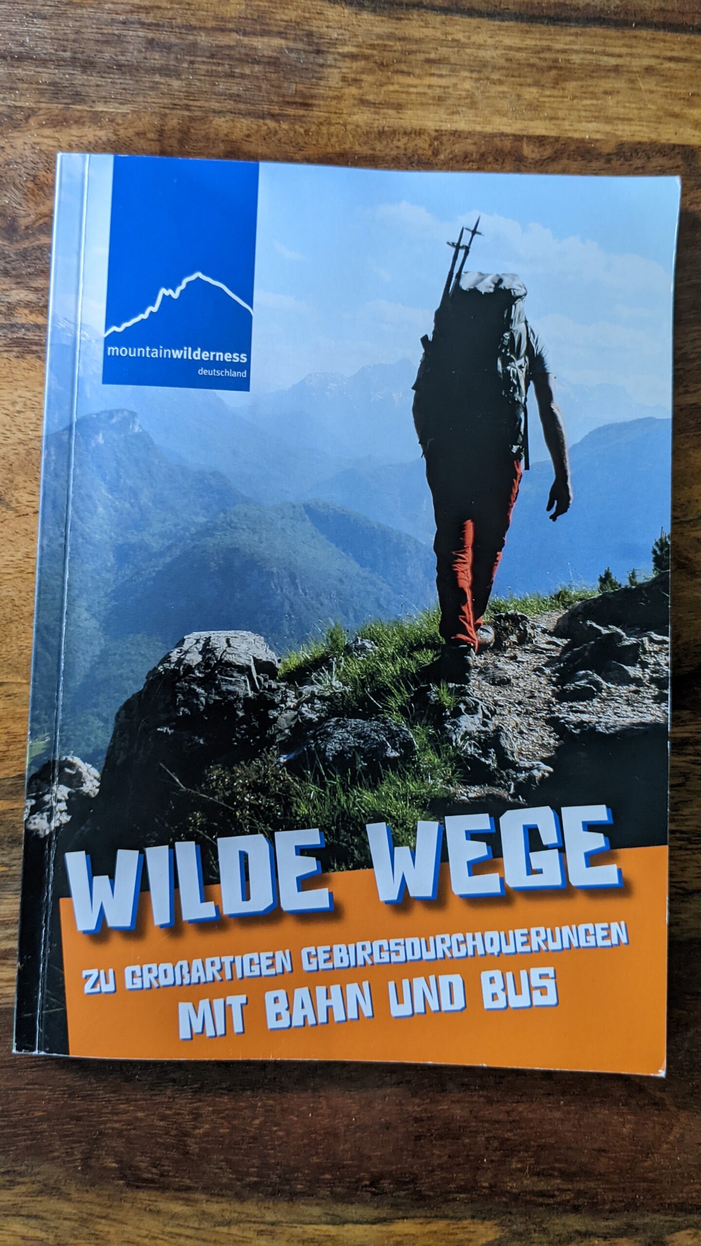 Titelseite und Infoboxen (Abbildung 1) - Wilde Wege. Foto Tobias Hecht